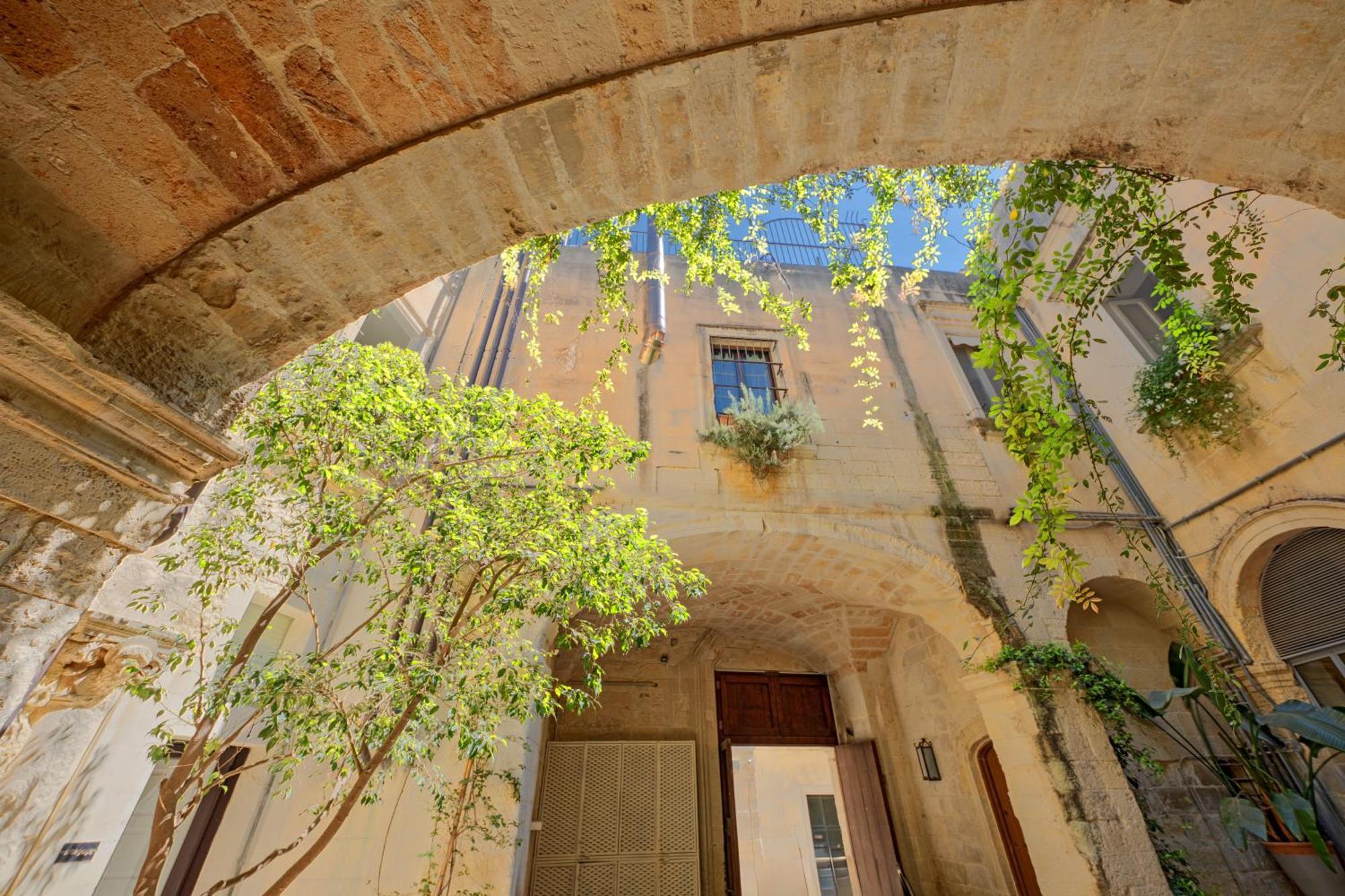 Palazzo Persone Dimora Storica Bed & Breakfast Lecce Exterior photo