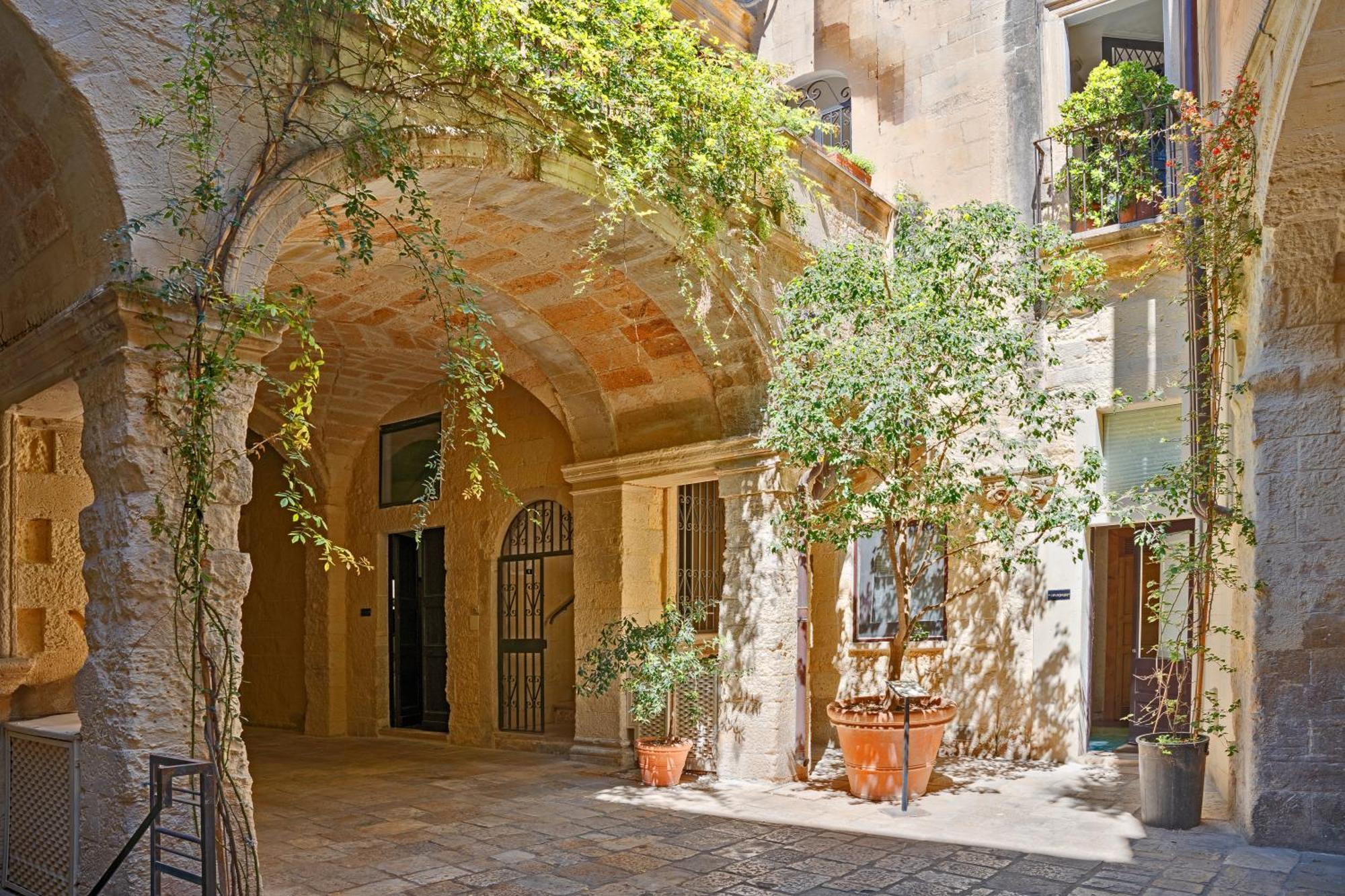 Palazzo Persone Dimora Storica Bed & Breakfast Lecce Exterior photo